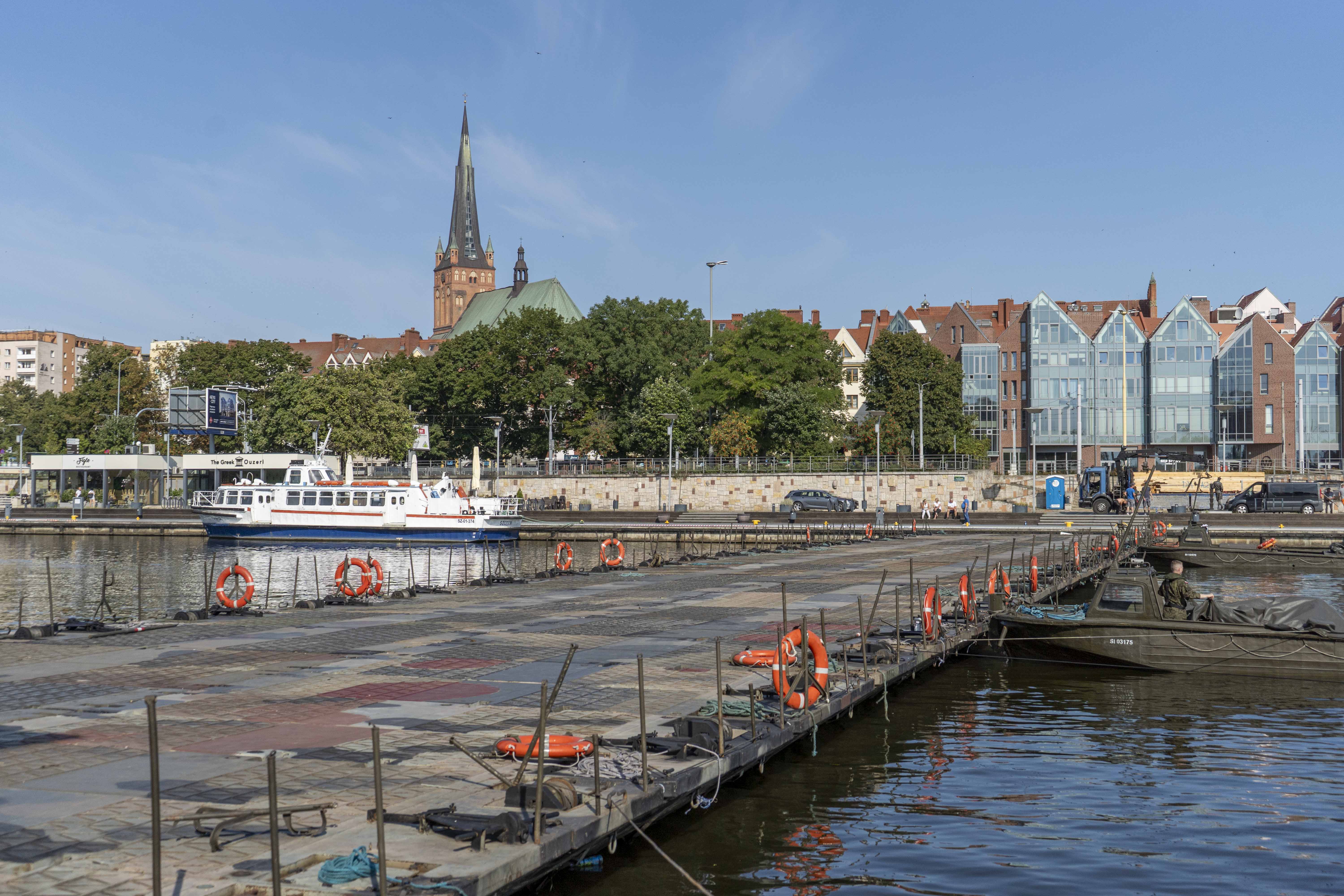 Linking the banks of the Oder river